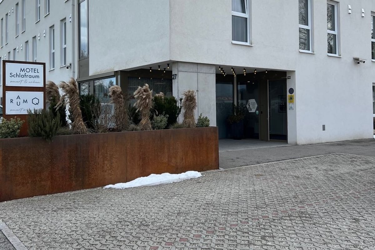 Eingang zum Motel Schlafraum in Schlüßlberg – Standort der Physiotherapie Iglseder & Sickinger